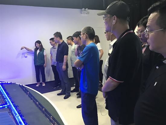参观东南电梯2.JPG